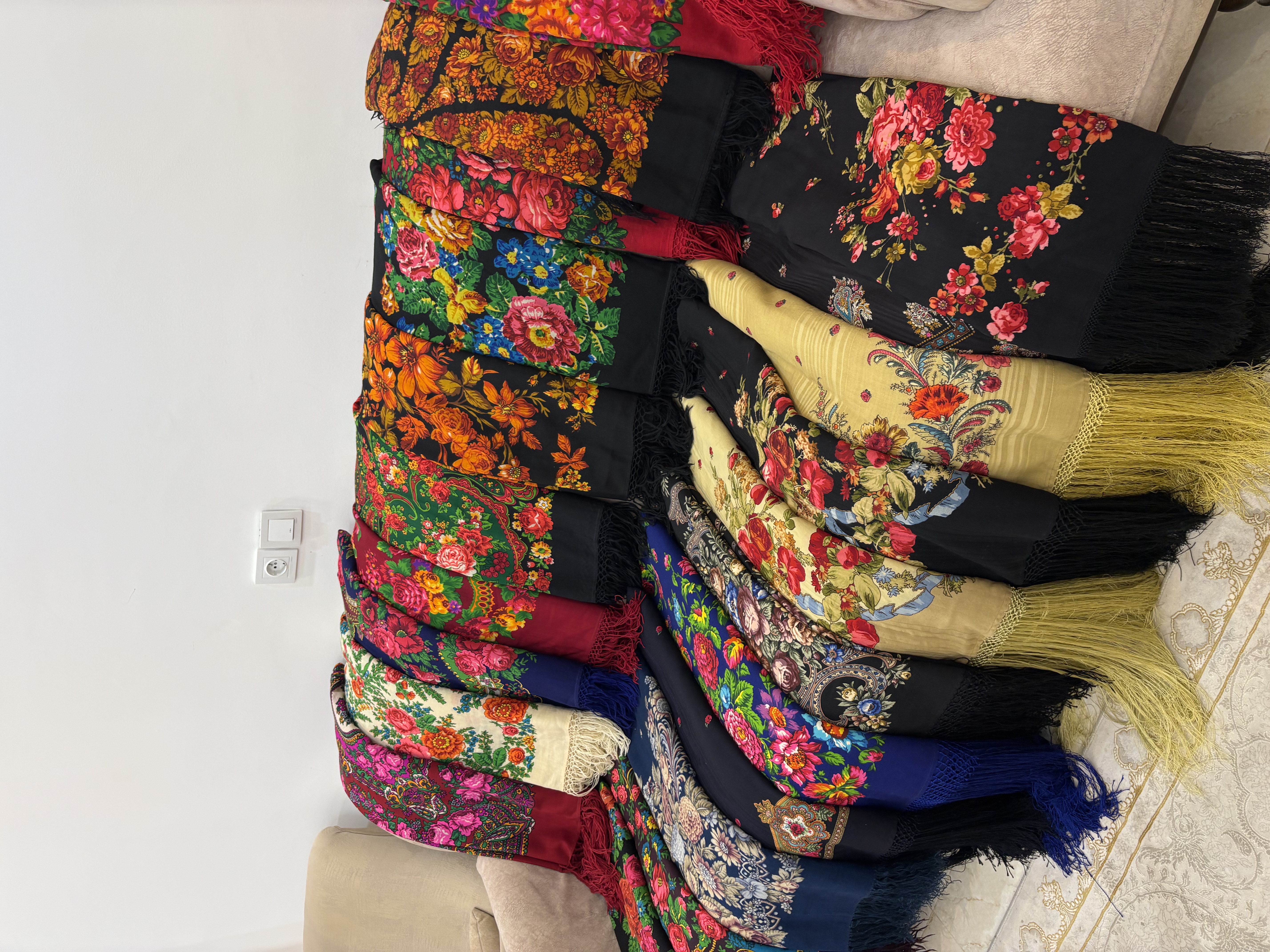 چارقدهای رنگانگ پشمی اصیل، کارهای کمیاب و نفیس.