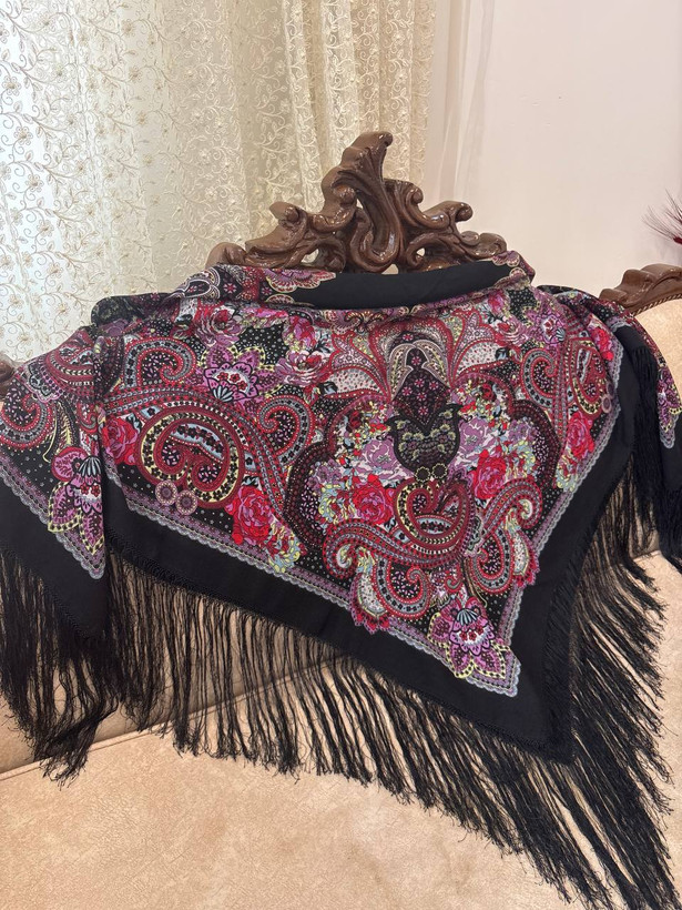 ریشه های ابریشمی چند گره. حاشیه مشکی