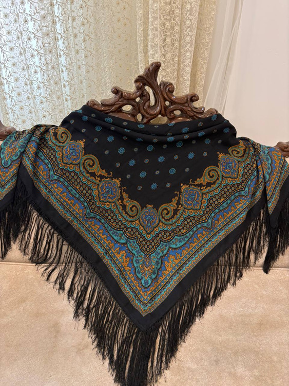 ریشه دست بافت و چند گره. حاشیه مشکی. جنس فوقالعاده لطیف و عالی