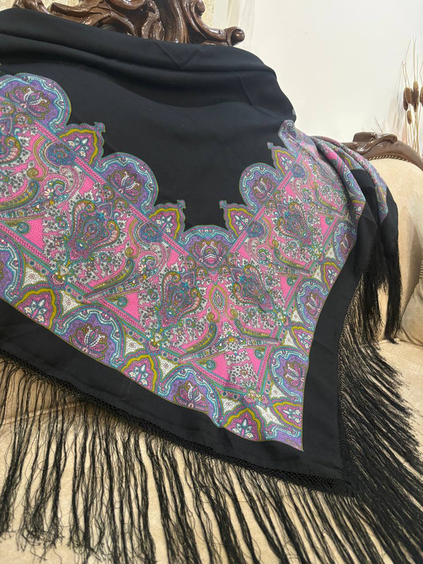 حاشیه مشکی. چند گره ریشه ها ابریشمی. بسیار نرم و لطیف.