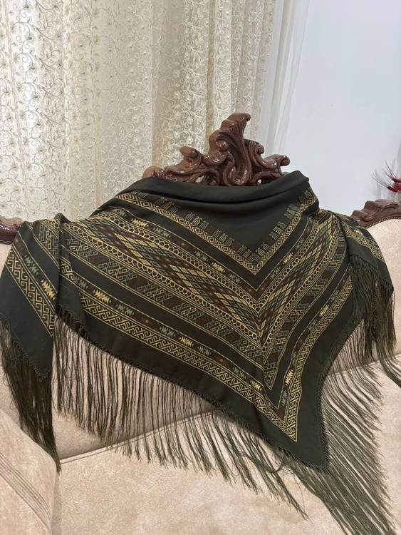 حاشیه مشکی ریشه های ابریشمی و چند گره بسیار نرم و لطیف