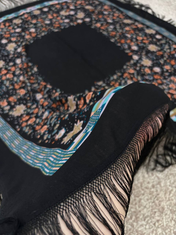 حاشیه مشکی ریشه های ابریشمی و چند گره بسیار نرم و لطیف