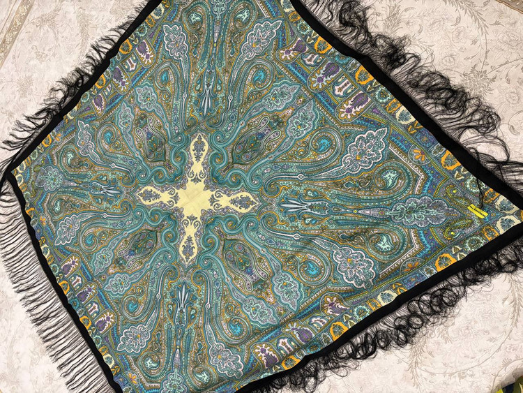 حاشیه مشکی ریشه های ابریشمی و چند گره جنس بسیار نرم و لطیف