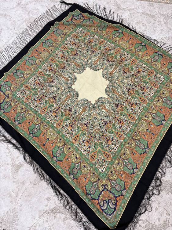 حاشیه مشکی ریشه های ابریشمی و چند گره بسیار نرم و لطیف