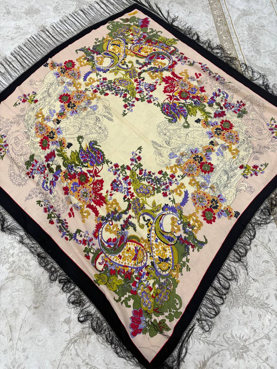 حاشیه مشکی ریشه های ابریشمی و چند گره بسیار نرم و لطیف