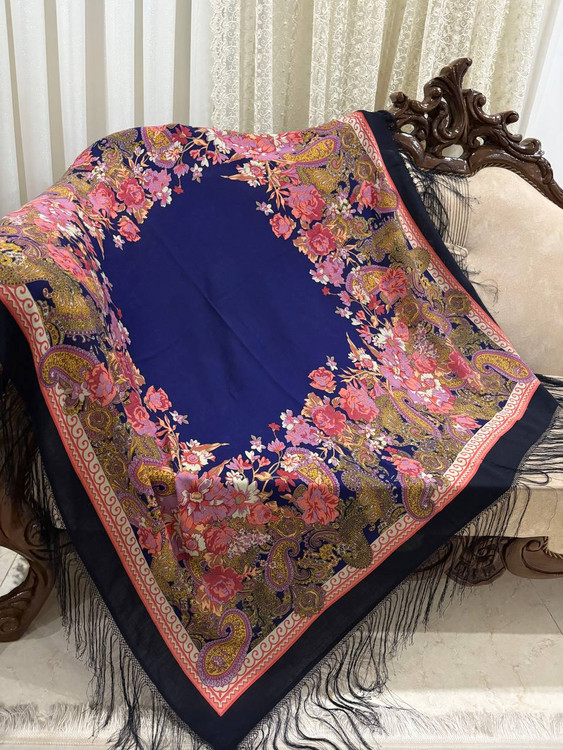 حاشیه مشکی ریشه های ابریشمی و چند گره بسیار نرم و لطیف