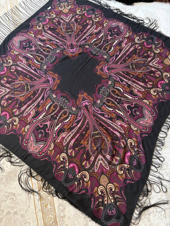 حاشیه مشکی ریشه های ابریشمی و چند گره بسیار نرم و لطیف