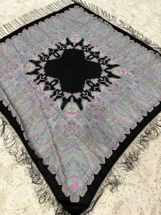 حاشیه مشکی ریشه های ابریشمی و چند گره بسیار نرم و لطیف