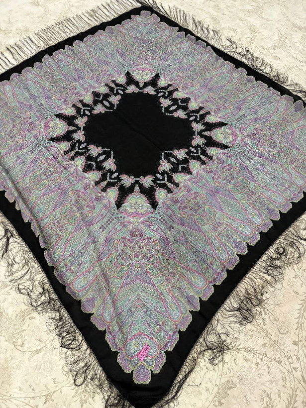 حاشیه مشکی ریشه های ابریشمی و چند گره بسیار نرم و لطیف