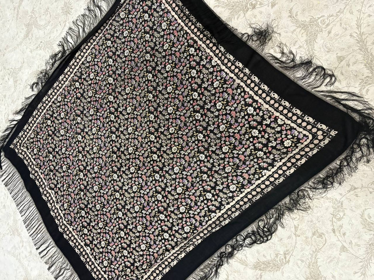 حاشیه مشکی ریشه های ابریشمی و چند گره بسیار نرم و لطیف و عالی