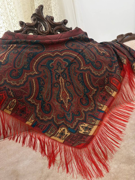 حاشیه مشکی ریشه های ابریشمی و چند گره بسیار نرم و لطیف