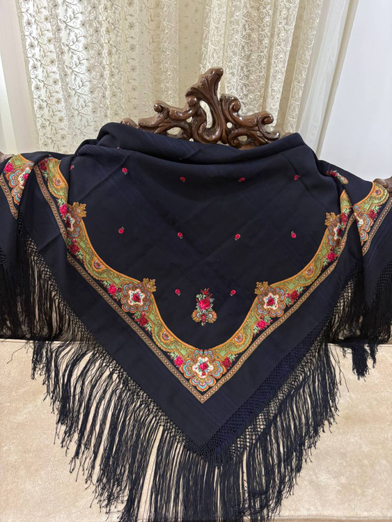 حاشیه مشکی ریشه های ابریشمی و چند گره بسیار نرم و لطیف