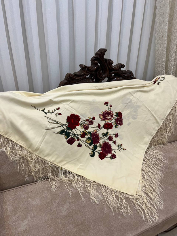 حاشیه مشکی ریشه های ابریشمی و چند گره بسیار نرم و لطیف