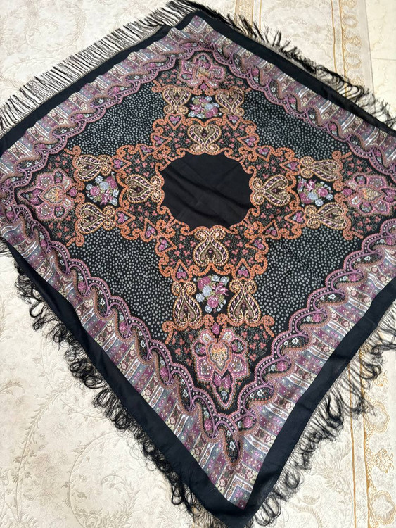 حاشیه مشکی ریشه های ابریشمی و چند گره بسیار نرم و لطیف