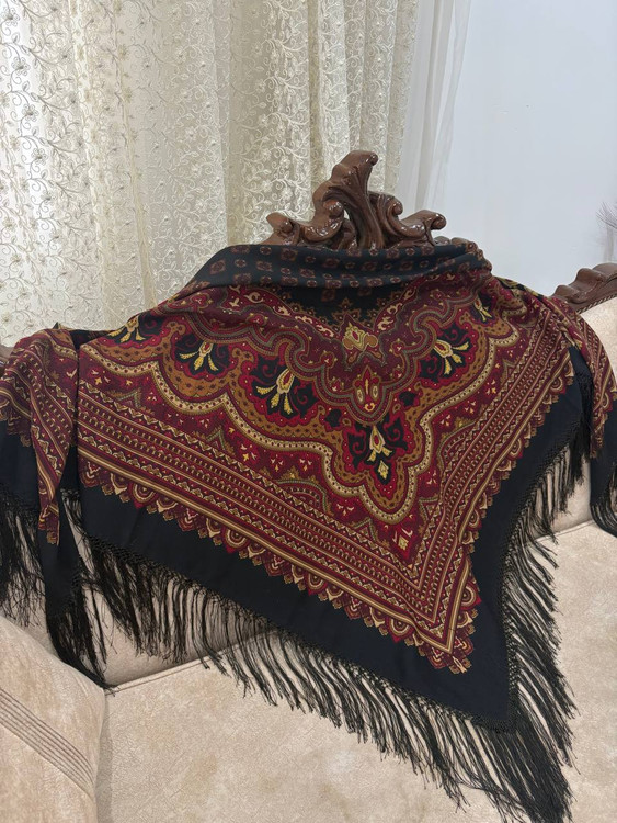 حاشیه مشکی ریشه های ابریشمی و چند گره بسیار نرم و لطیف