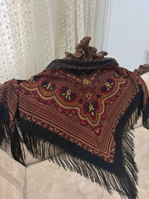 حاشیه مشکی ریشه های ابریشمی و چند گره بسیار نرم و لطیف