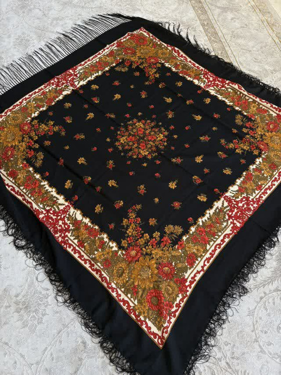 حاشیه مشکی ریشه های ابریشمی و چند گره بسیار نرم و لطیف هشت گره