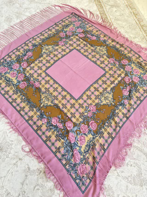 حاشیه مشکی ریشه های ابریشمی و چند گره بسیار نرم و لطیف هشت گره