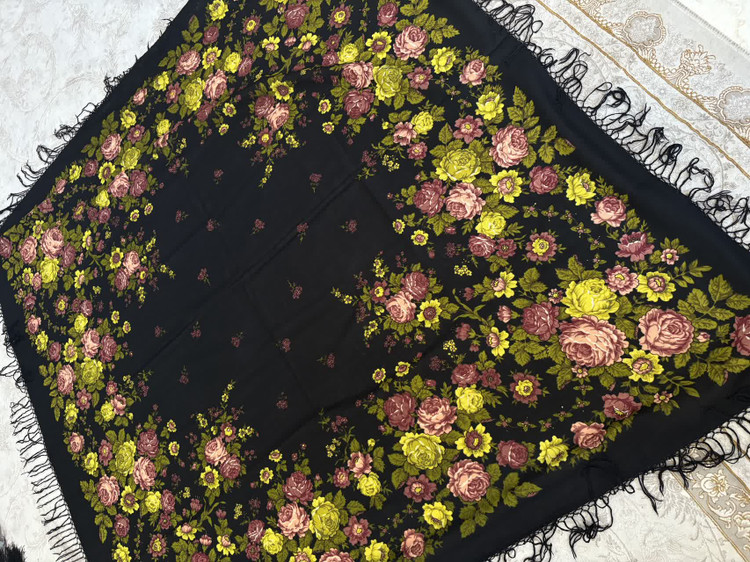 حاشیه مشکی ریشه های ابریشمی و چند گره بسیار نرم و لطیف هشت گره بسیار خوش ایست