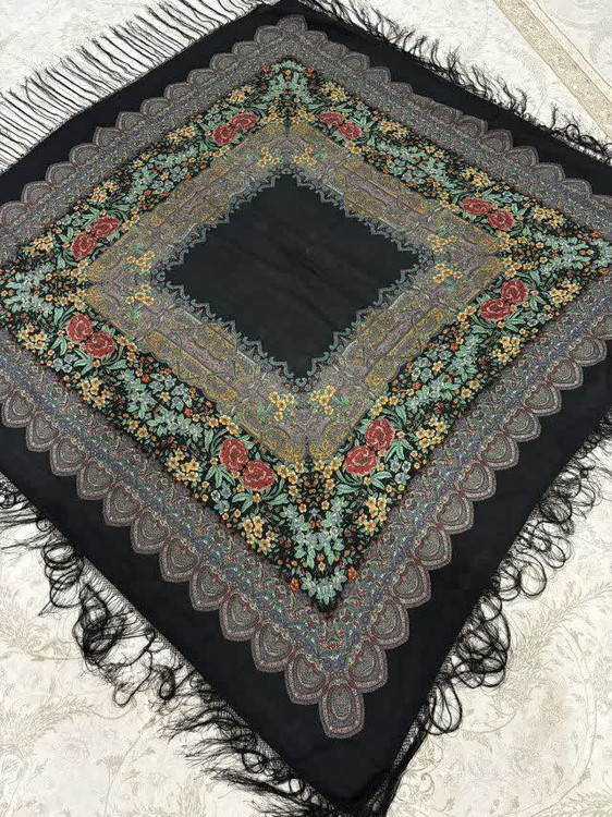 حاشیه مشکی ریشه های ابریشمی و چند گره بسیار نرم و لطیف هشت گره