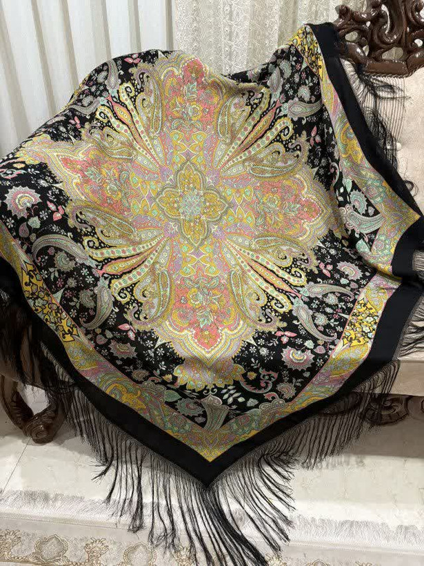 چارقد ایتالیایی چارقد پشمی چارقد ترک چارقد ترکمن چارقد دست بافت زنان ترکمن حاشیه مشکی ریشه های ابریشمی و چند گره بسیار نرم و لطیف