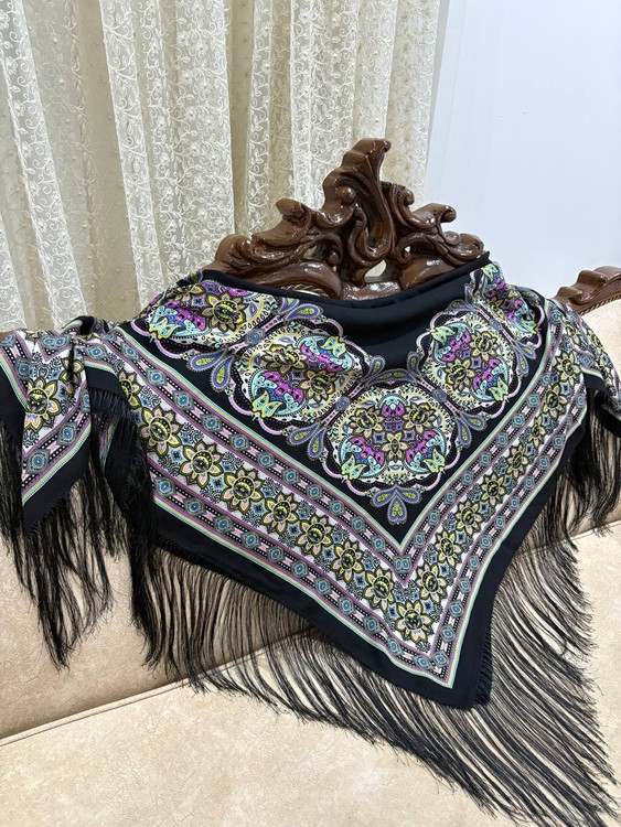 حاشیه مشکی ریشه های ابریشمی و چند گره بسیار نرم و لطیف هشت گره