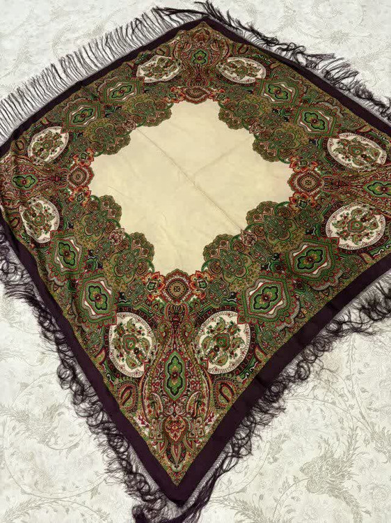 حاشیه مشکی ریشه های ابریشمی و چند گره بسیار نرم و لطیف و عالی