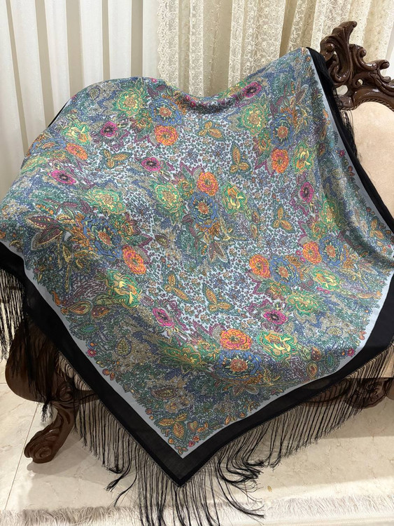 حاشیه مشکی ریشه های ابریشمی و چند گره بسیار نرم و لطیف هشت گره