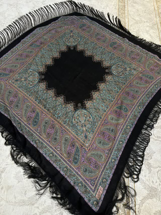 حاشیه مشکی ریشه های ابریشمی و چند گره بسیار نرم و لطیف