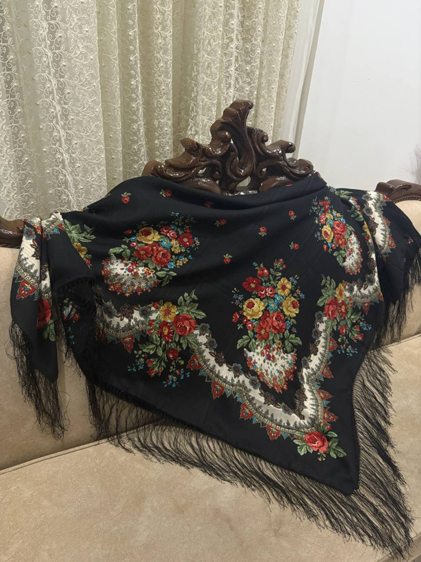 چارقد ایتالیایی چارقد پشمی چارقد ترک چارقد ترکمن چارقد دست بافت زنان ترکمن حاشیه مشکی ریشه های ابریشمی و چند گره بسیار نرم و لطیف هشت گره