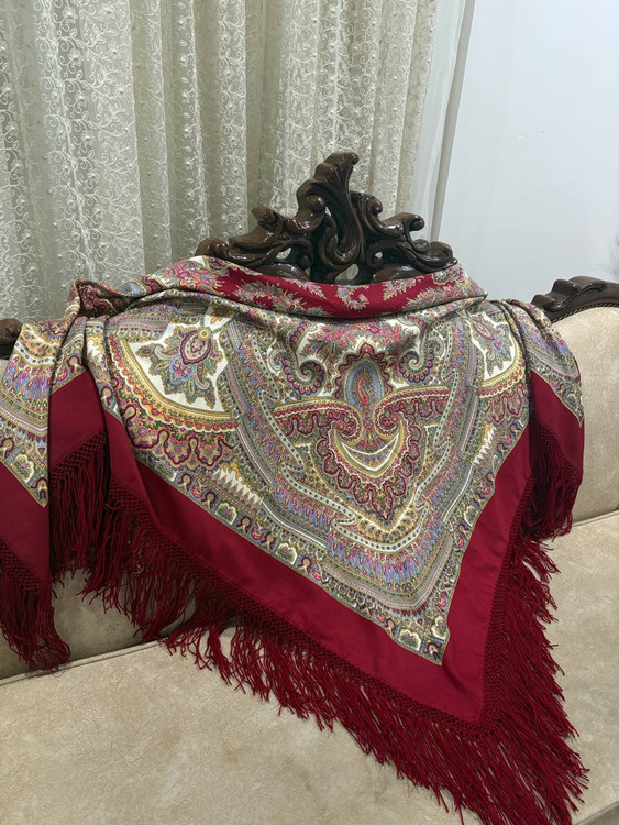 چارقد ایتالیایی چارقد پشمی چارقد ترک چارقد ترکمن چارقد دست بافت زنان ترکمن حاشیه مشکی ریشه های ابریشمی و چند گره بسیار نرم و لطیف هشت گره