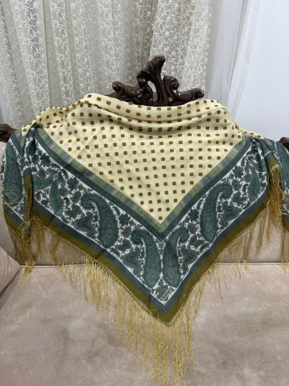 حاشیه مشکی ریشه های ابریشمی و چند گره بسیار نرم و لطیف هشت گره