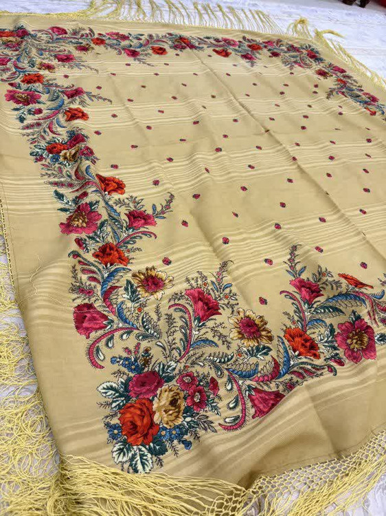 حاشیه مشکی ریشه های ابریشمی و چند گره بسیار نرم و لطیف