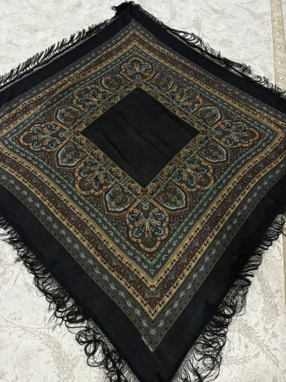 حاشیه مشکی ریشه های ابریشمی و چند گره بسیار نرم و لطیف و عالی