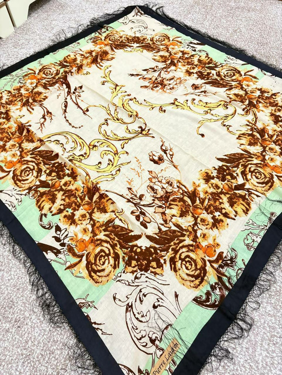 حاشیه مشکی ریشه های ابریشمی و چند گره بسیار نرم و لطیف