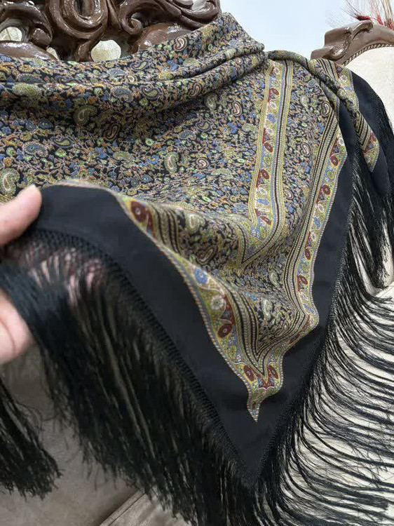 حاشیه مشکی ریشه های ابریشمی و چند گره بسیار نرم و لطیف