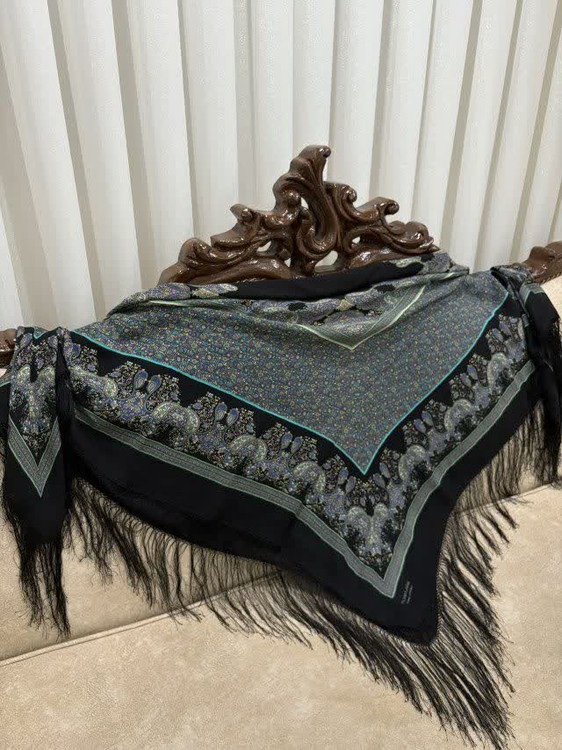 حاشیه مشکی ریشه های ابریشمی و چند گره بسیار نرم و لطیف