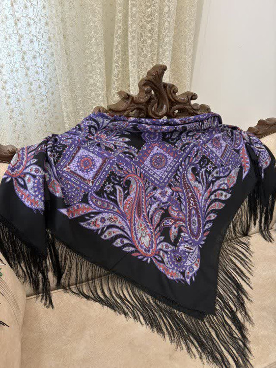 چارقد ایتالیایی چارقد پشمی چارقد ترک چارقد ترکمن چارقد دست بافت زنان ترکمن حاشیه مشکی ریشه های ابریشمی و چند گره بسیار نرم و لطیف هشت گره