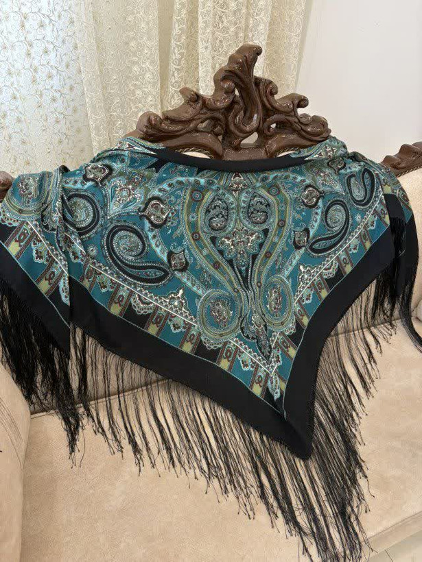 چارقد ایتالیایی چارقد پشمی چارقد ترک چارقد ترکمن چارقد دست بافت زنان ترکمن حاشیه مشکی ریشه های ابریشمی و چند گره بسیار نرم و لطیف هشت گره