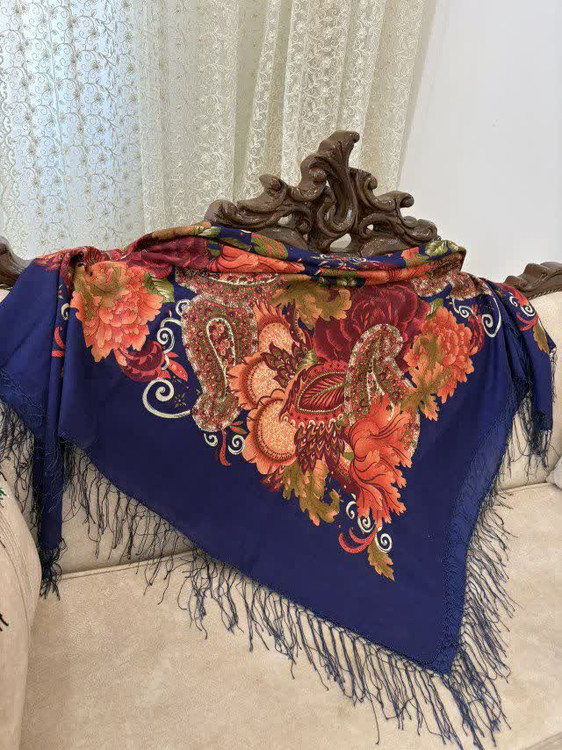 چارقد ایتالیایی چارقد پشمی چارقد ترک چارقد ترکمن چارقد دست بافت زنان ترکمن حاشیه مشکی ریشه های ابریشمی