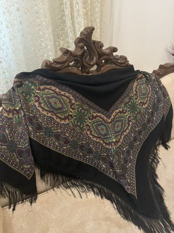 حاشیه مشکی ریشه های ابریشمی و چند گره بسیار نرم و لطیف هشت گره