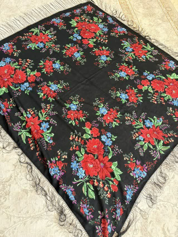 حاشیه مشکی ریشه های ابریشمی و چند گره بسیار نرم و لطیف هشت گره