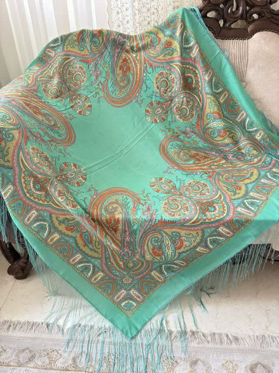 حاشیه مشکی ریشه های ابریشمی و چند گره بسیار نرم و لطیف هشت گره