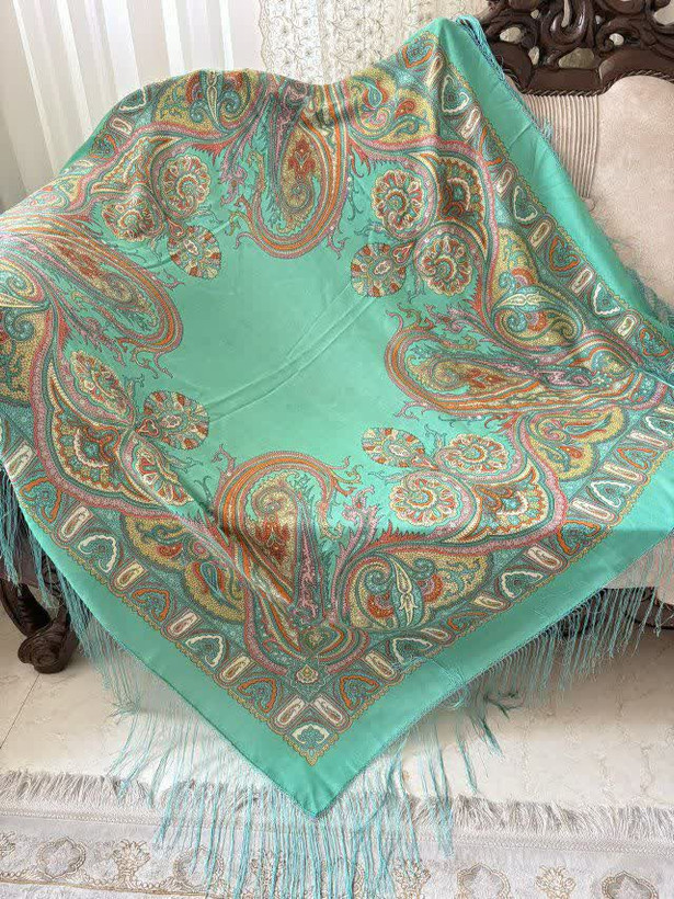 حاشیه مشکی ریشه های ابریشمی و چند گره بسیار نرم و لطیف هشت گره