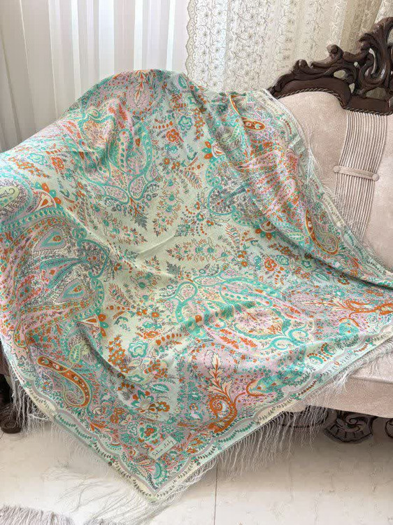 حاشیه مشکی ریشه های ابریشمی و چند گره بسیار نرم و لطیف هشت گره