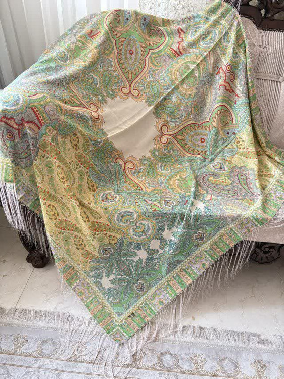 حاشیه مشکی ریشه های ابریشمی و چند گره بسیار نرم و لطیف هشت گره