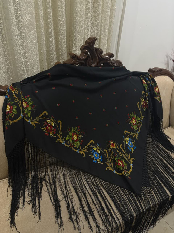 چارقد ایتالیایی چارقد پشمی چارقد ترک چارقد ترکمن چارقد دست بافت زنان ترکمن حاشیه مشکی ریشه های ابریشمی و چند گره بسیار نرم و لطیف هشت گره