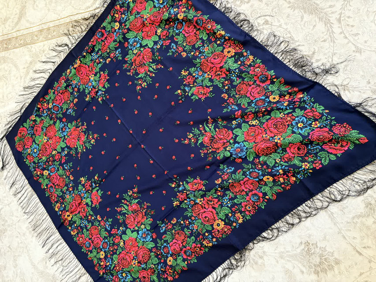 حاشیه مشکی ریشه های ابریشمی و چند گره بسیار نرم و لطیف