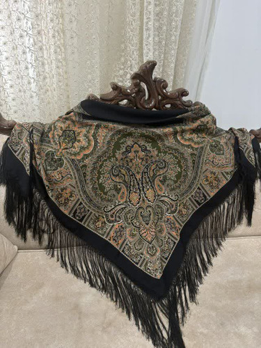 چارقد ایتالیایی چارقد پشمی چارقد ترک چارقد ترکمن چارقد دست بافت زنان ترکمن حاشیه مشکی ریشه های ابریشمی و چند گره بسیار نرم و لطیف هشت گره