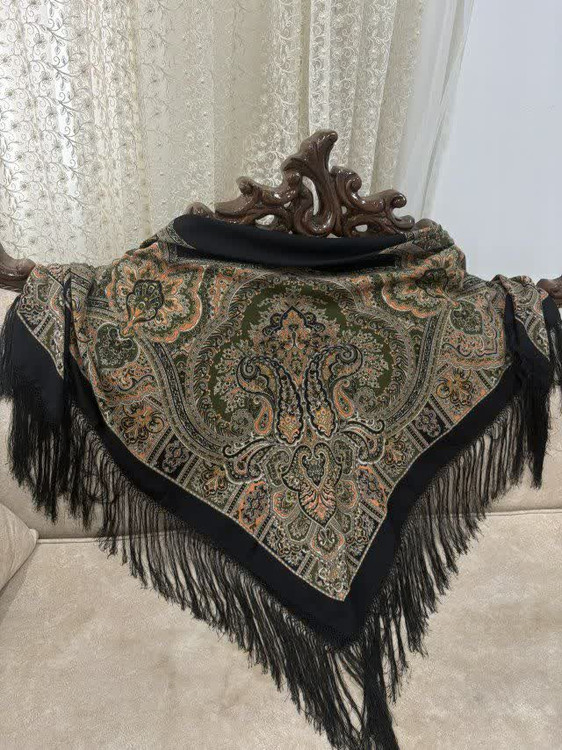 چارقد ایتالیایی چارقد پشمی چارقد ترک چارقد ترکمن چارقد دست بافت زنان ترکمن حاشیه مشکی ریشه های ابریشمی و چند گره بسیار نرم و لطیف هشت گره